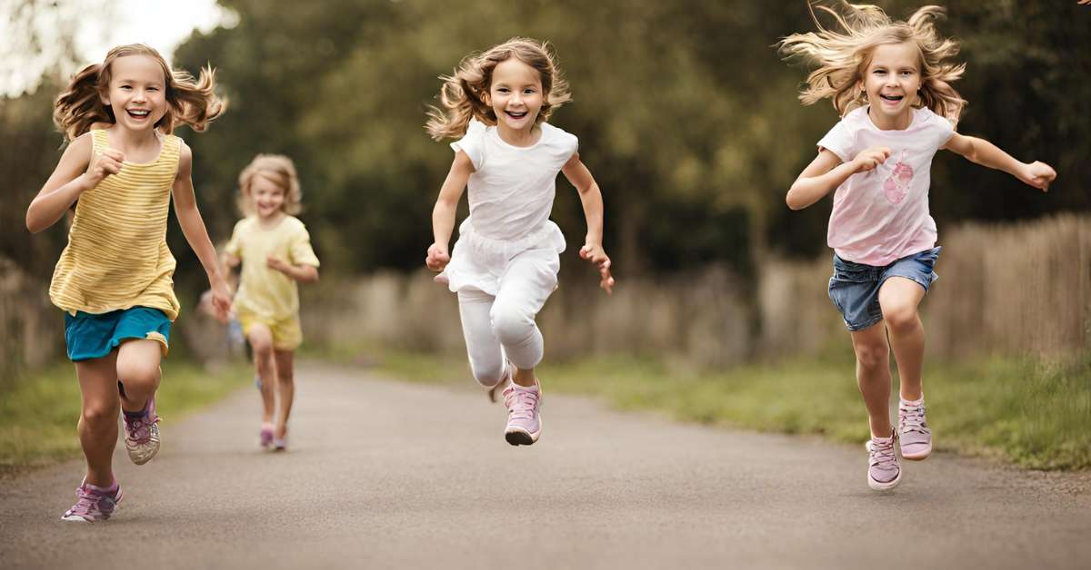 Bé gái 4 tuổi rất thích nô đùa chạy nhảy