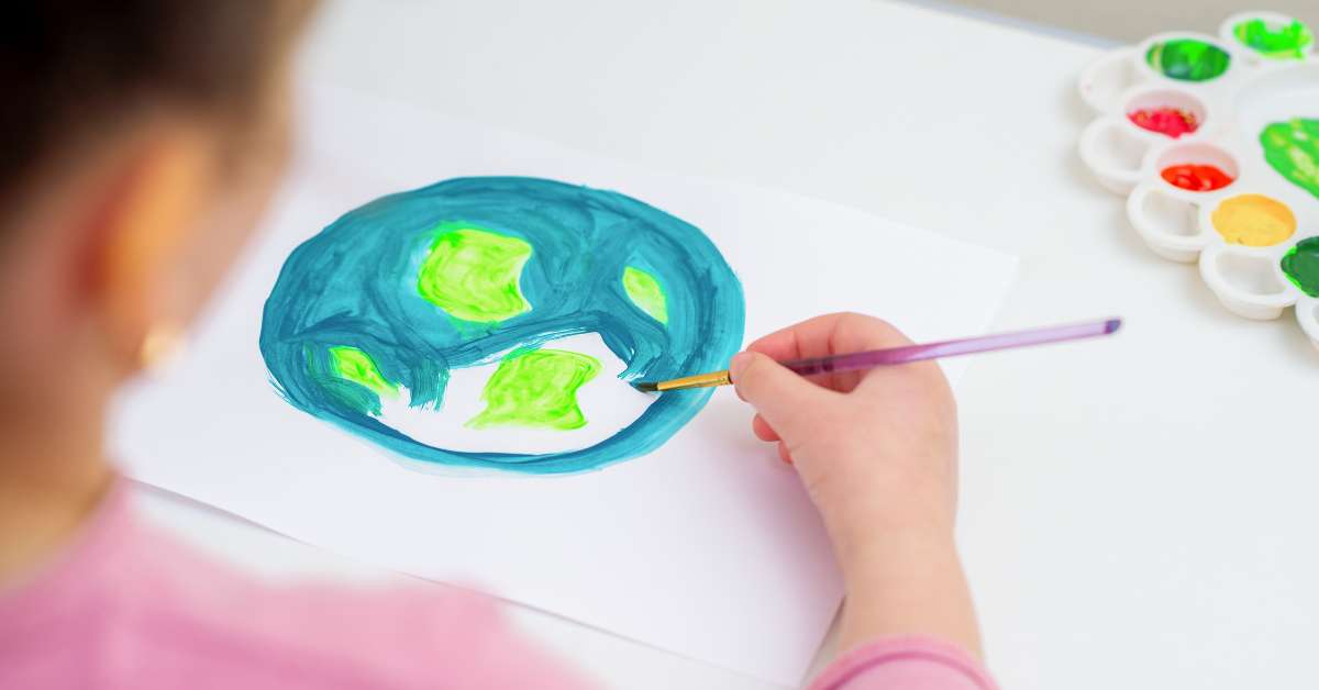 Bút hoặc màu vẽ cho con