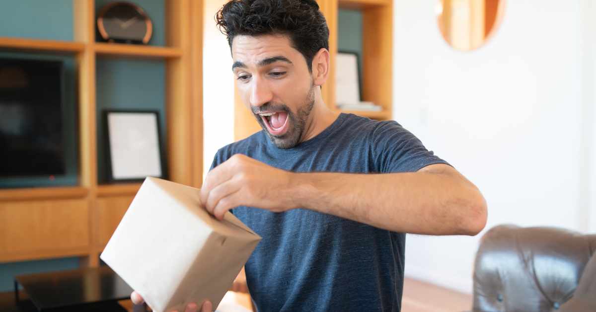 Tặng quà bất ngờ mang đến niềm vui