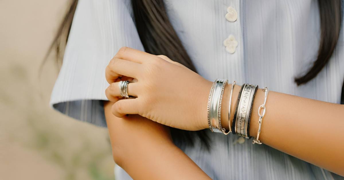 Vòng tay, trang sức quen thuộc