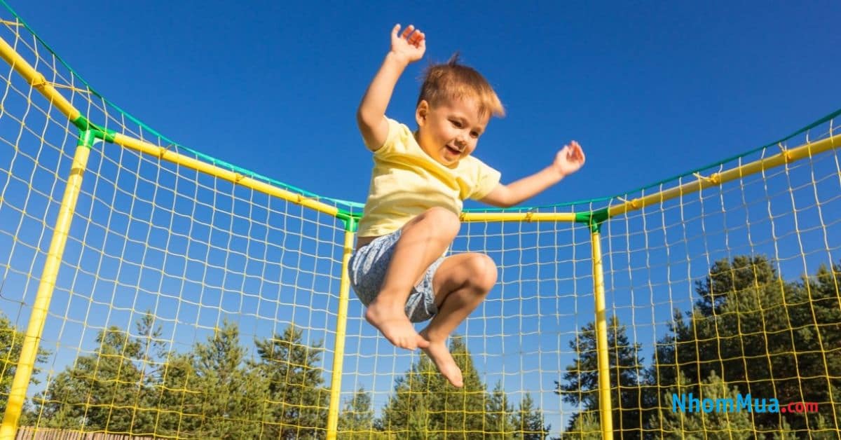 Bé trai 5 tuổi bắt đầu có cơ bắp chắc khỏe