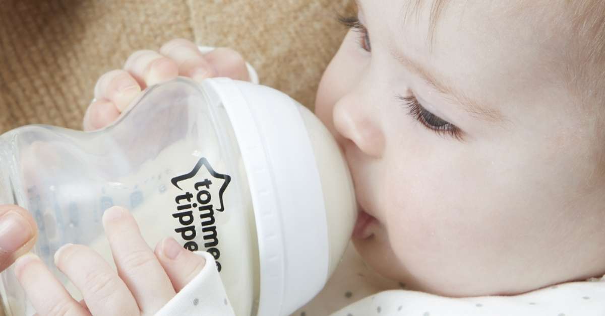 Bình tập uống nước là quà noel cho bé trai 1 tuổi vô cùng hữu ích