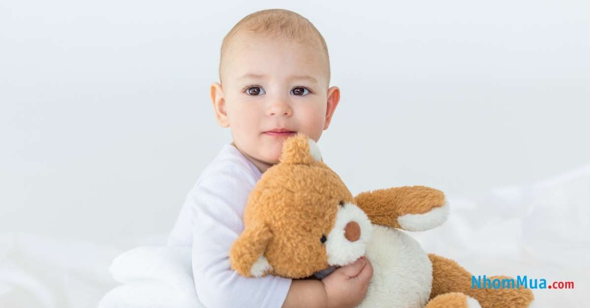 Gấu bông là món quà noel cho bé trai 1 tuổi phổ biến