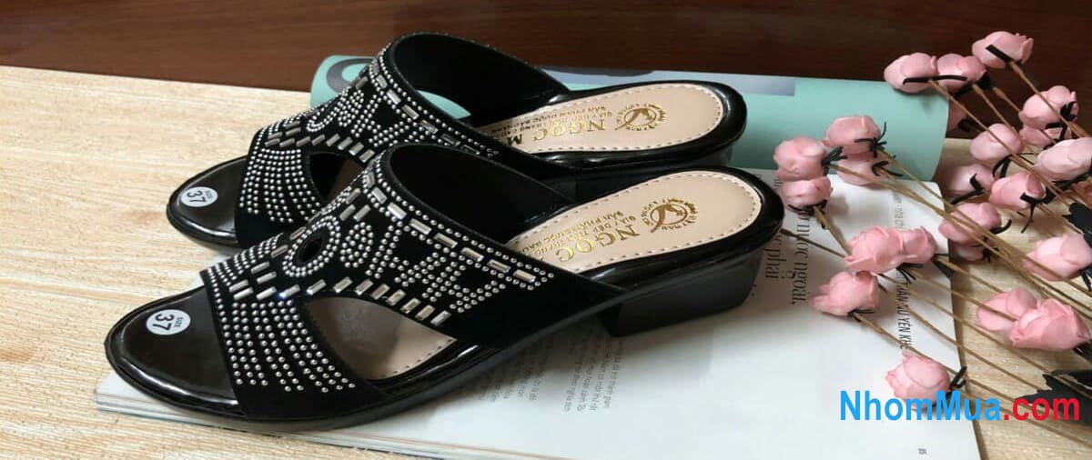 Quà tặng mẹ chồng là giày dép rất thông dụng, dễ tìm mua