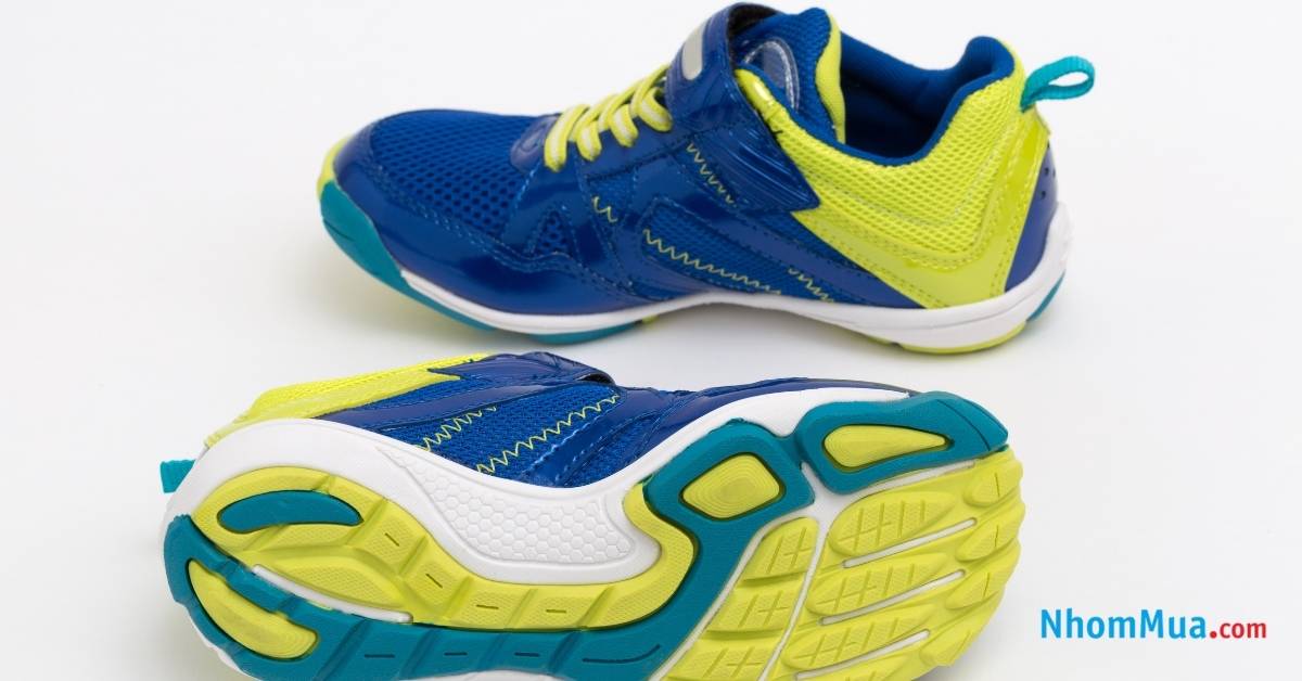 Giày sneaker là món quà giáng sinh cho bé trai 10 tuổi được yêu thích