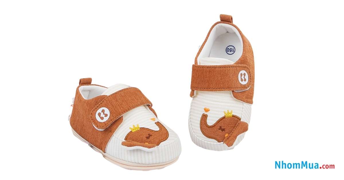 Giày tập đi là món quà noel cho bé trai 1 tuổi đáng yêu