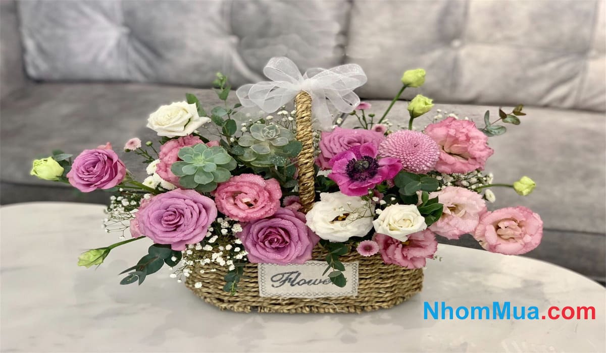 Hoa tươi và thiệp là món quà 20/10 đặc biệt dành cho mẹ chồng