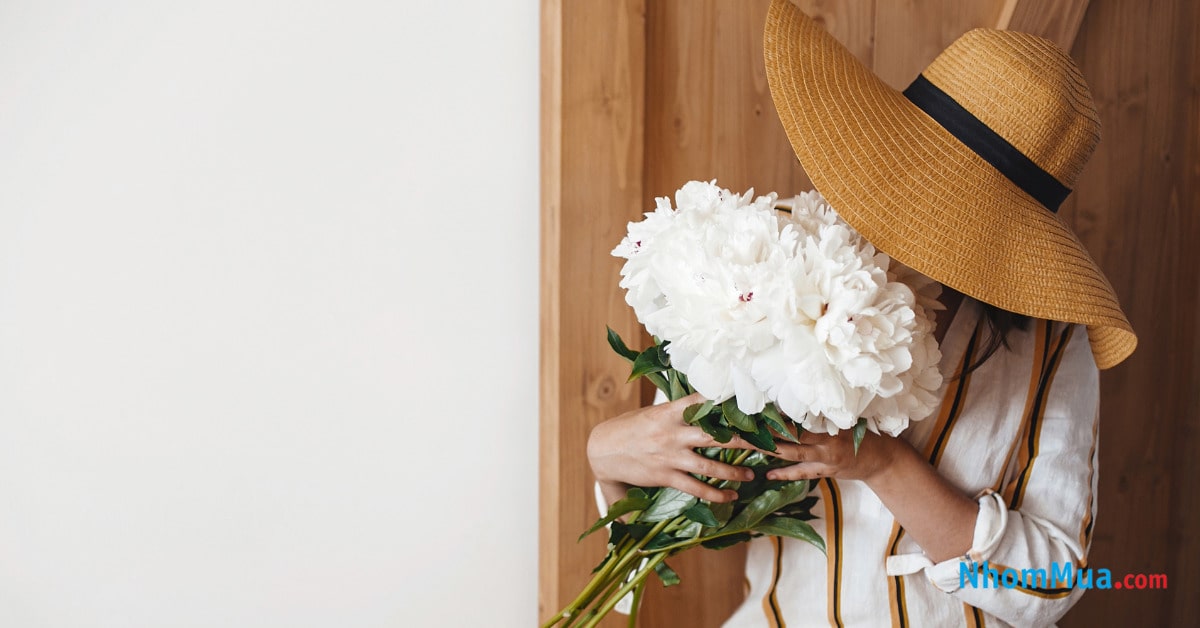 Một chiếc mũ sẽ giúp bạn nữ có có ngay một outfit mới lạ