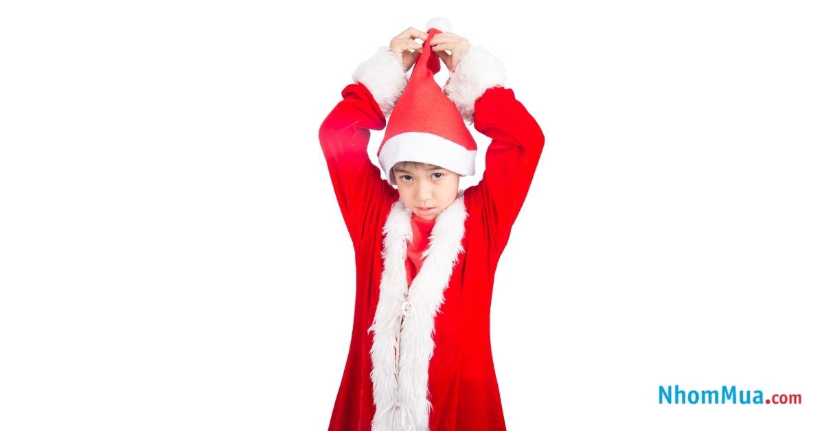 Quần áo mới là món quà giáng sinh cho bé trai 10 tuổi đầy sức sống