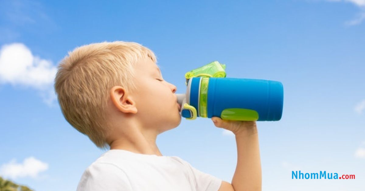 Tặng bình đựng nước như lời nhắc nhở con uống nước thường xuyên