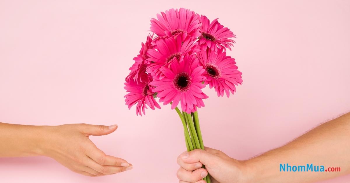 Tặng hoa tươi và thiệp cho nhân viên