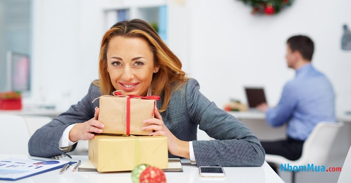 Tặng quà 20 10 cho nhân viên mang nhiều ý nghĩa